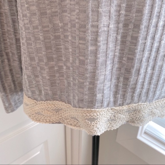 Rewind|| Grey/Cream scoop neckline shirt with lace trim on sides and back - Picture 3 of 6